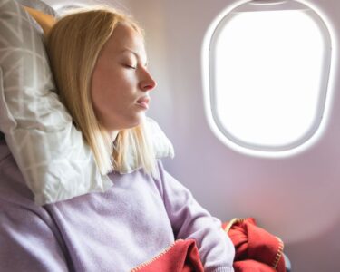 5 Tips for Staying Comfortable on a Long Flight