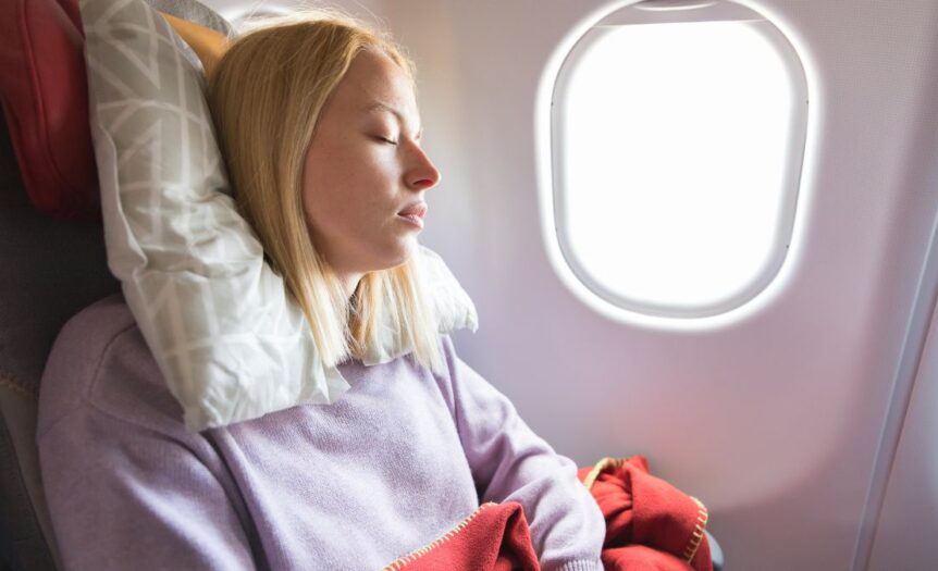 5 Tips for Staying Comfortable on a Long Flight